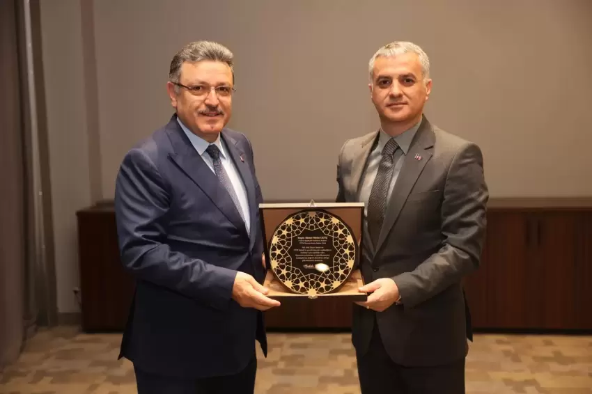 Trabzonda Başkan Gençe Yomradan teşekkür plaketi