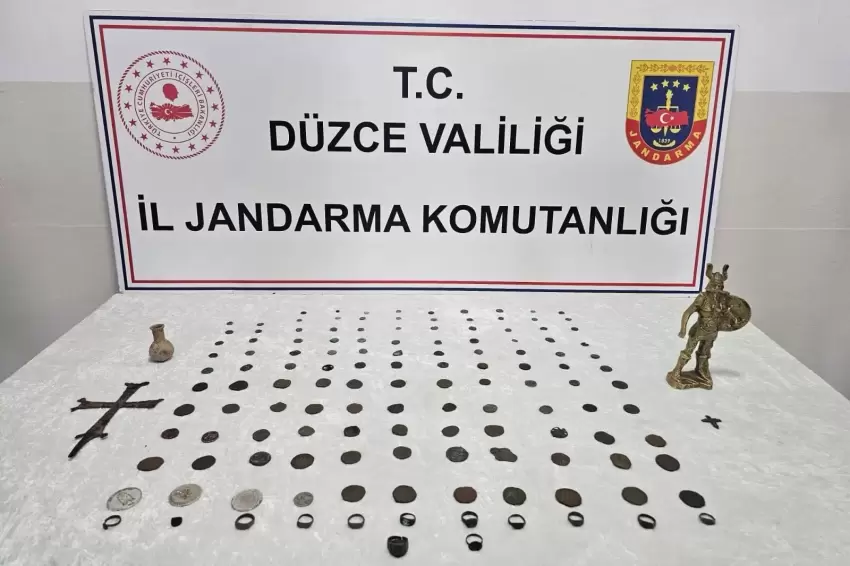 Düzcede tarihi eser kaçakçılığına 2 gözaltı... 136 parça eser ele geçirildi