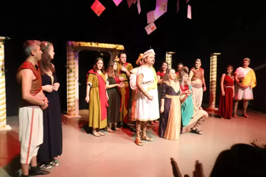 Tofaş Tiyatro Kulübünden büyük ustaya saygı sahnesi