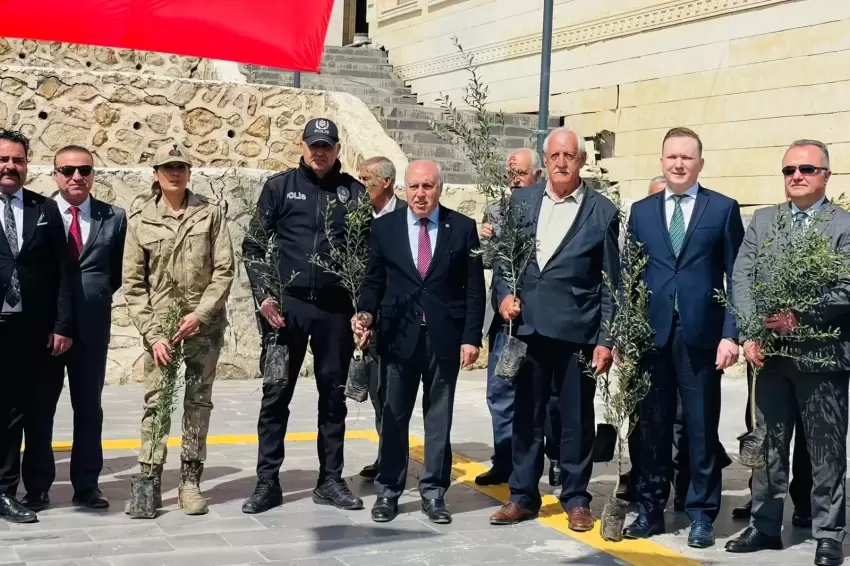 Mardin Yeşillide tarihi rekor 102 bin meyveli fidan dağıtıldı