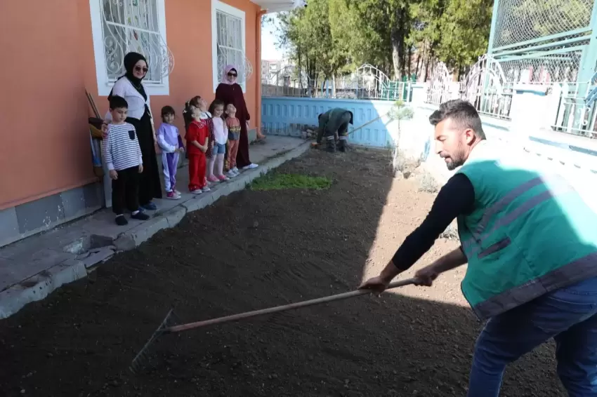 Kayseri Kocasinanda minik eller toprağa değiyor