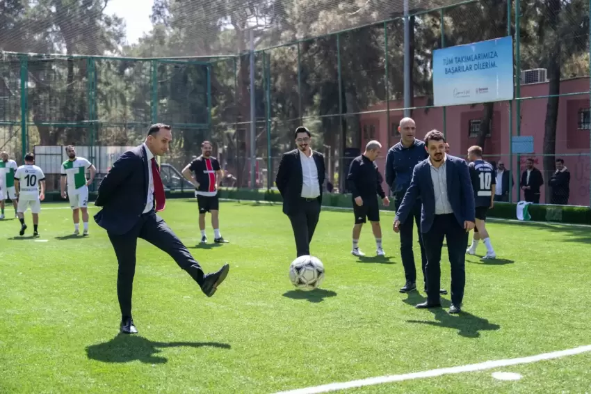 İzmir Bornova Belediyesinde dostluk sahaya taşındı