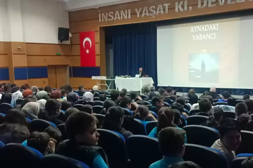 Bilecik'te "Aynadaki Yabancı" söyleşisi gençlere farkındalık kazandırdı