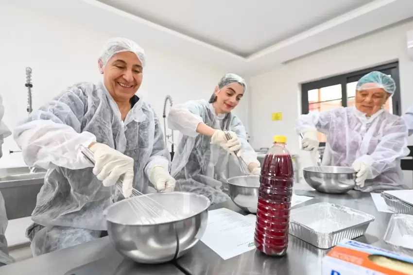 Mersin'de kan portakalı lokumla buluştu