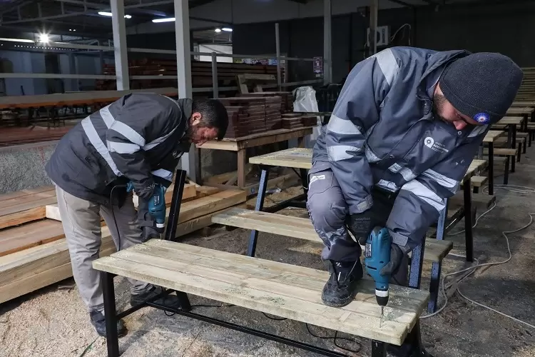 Emekle üretilen kent mobilyaları şehre değer katıyor