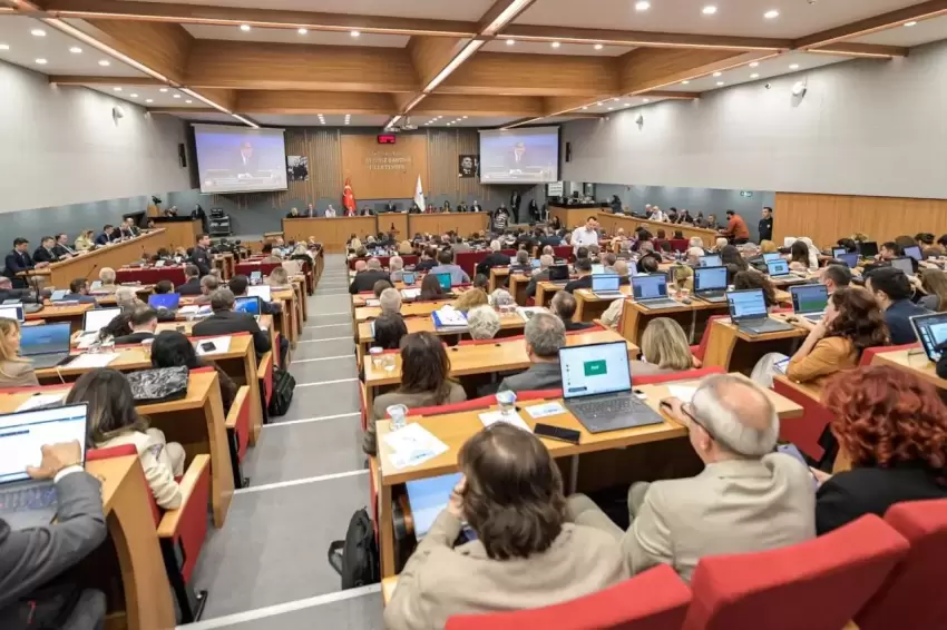 İzmir Büyükşehir ve ESHOT 2025 faaliyet raporu kabul edildi