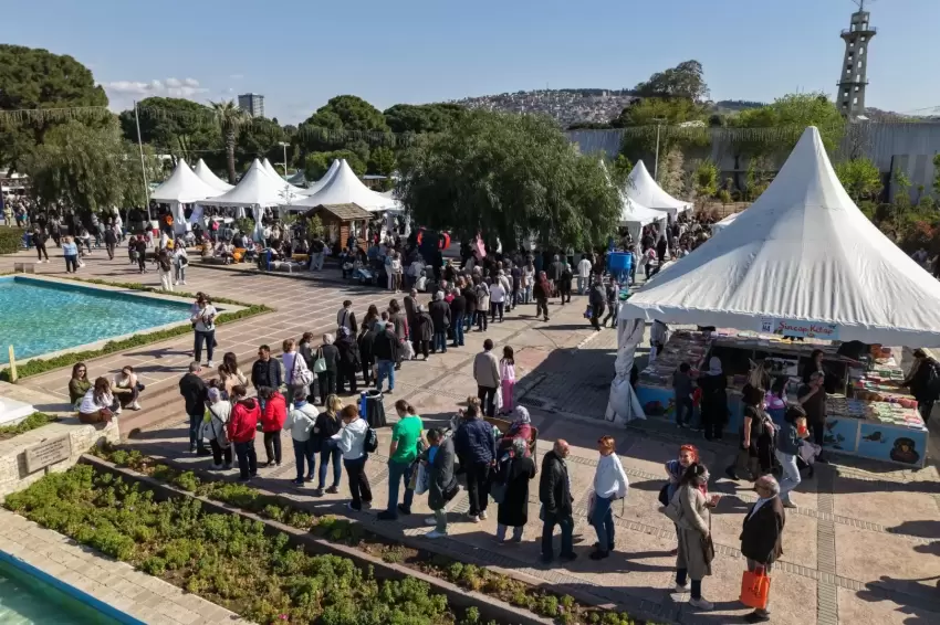 İzmirliler İZKİTAP'a akın etti