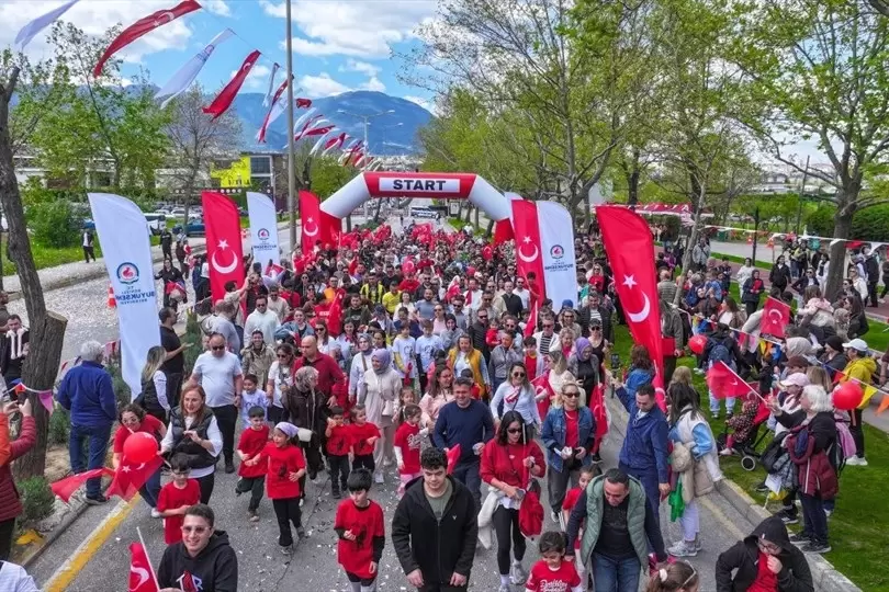 Denizli'de 23 Nisan Coşkusu çocuk koşusuyla başladı