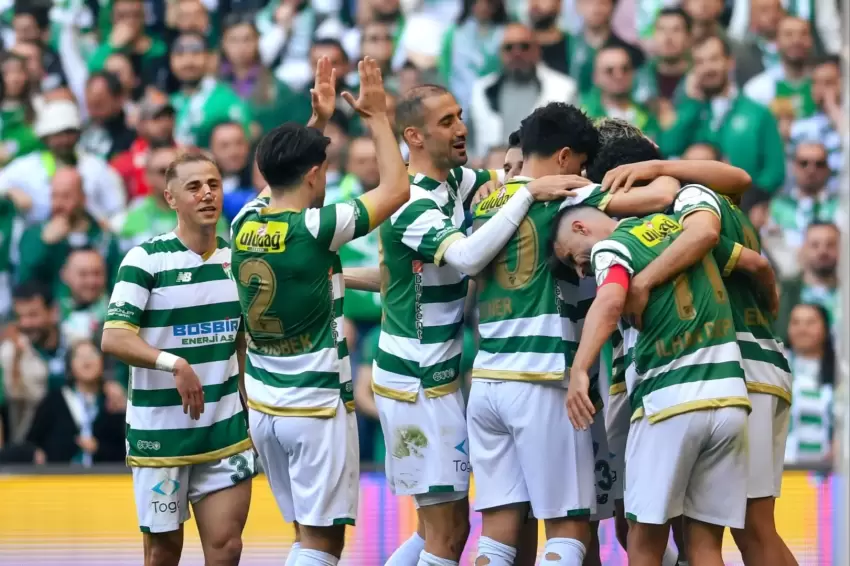 Bursaspor 1. Lig'e yükseldi... Bursa'da 5 gollü zafer!