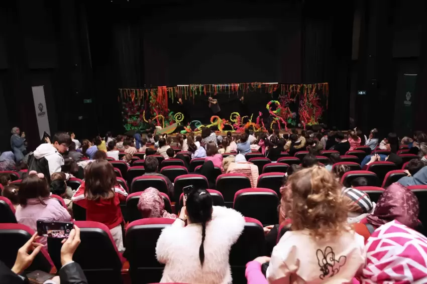 Konya Karatayda çocuklar tiyatroda buluşuyor