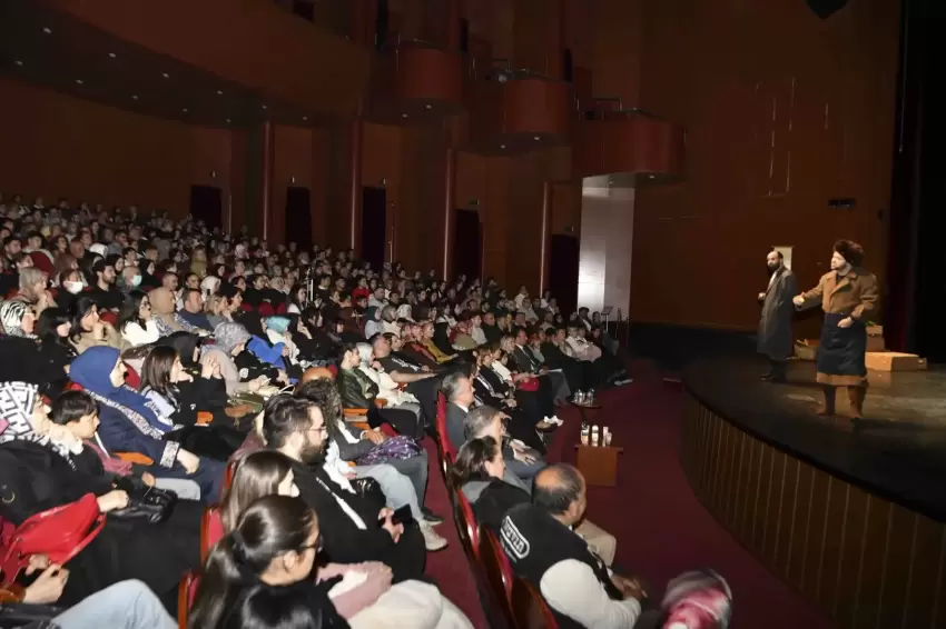 Ankarada gençlik tiyatrosundan güçlü performans