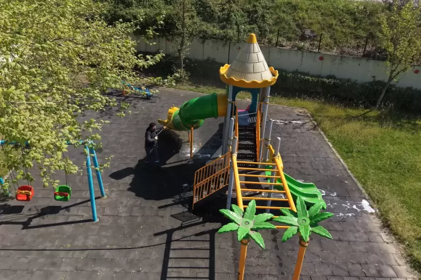 Çayırova'daki parkların oyun grupları yıkanıyor