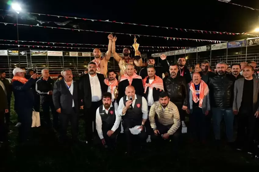 Balıkesirli güreşçi Enes Doğan Kepez'de tarih yazdı