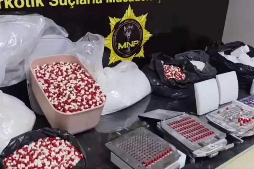 Mersin'de tonlarca sentetik ecza hammaddesi ele geçirildi