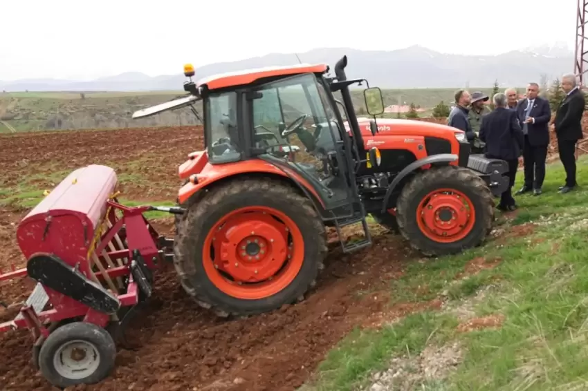Adanada Tufanbeyli çiftçisine çilek ve nohut desteği