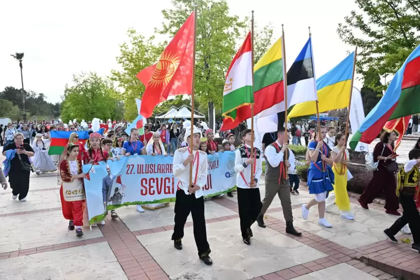 Antalya'da çocuklar Sevgi Korteji'nde buluştu