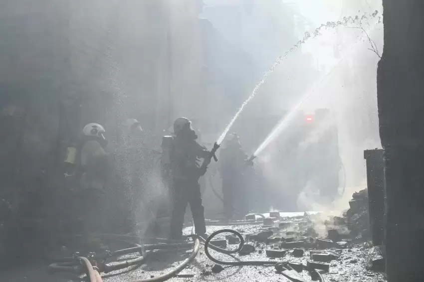 İzmir Konak'ta bina yangını kontrol altında