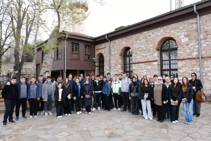 Gençler Kocaelide kitapla şehri keşfediyor