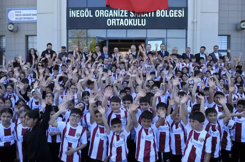 Bursa İnegölspor forması bin 100 öğrenciye dağıtıldı