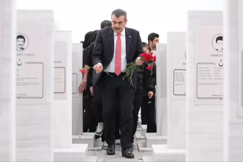 Bakan Tekin'den Şehit Öğretmenler Anıtı'na ziyaret