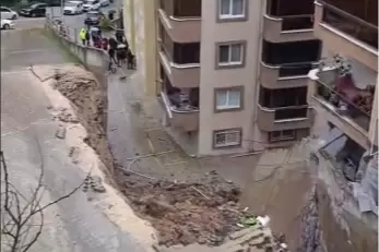 Mudanya Halitpaşa Mahallesi'nde istinat duvarı çöktü! 2 kattaki daireler tahliye edildi