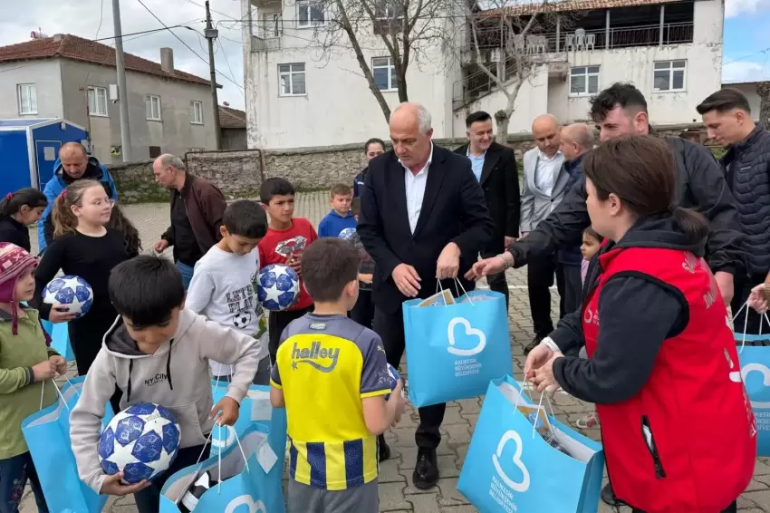 Balıkesir'de kırsaldaki çocuklara 23 Nisan hediyesi