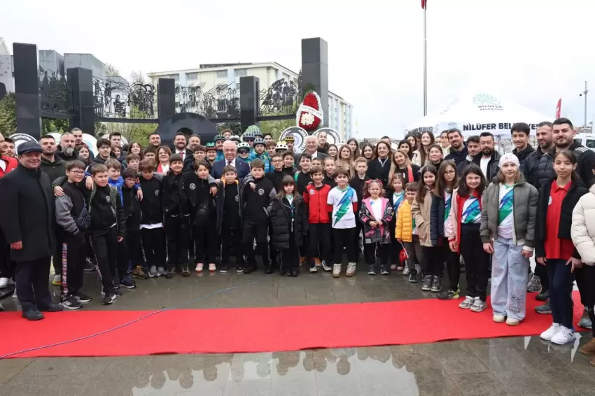 Nilüfer, 23 Nisan'ı Cumhuriyet Meydanı'nda kutladı