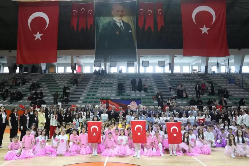 İnegölde 23 Nisan Ulusal Egemenlik ve Çocuk Bayramı coşkuyla kutlandı