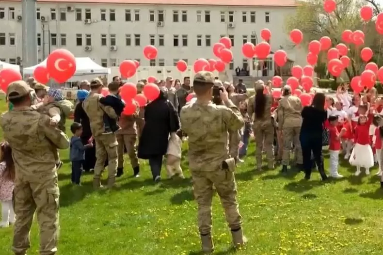 Jandarmadan öğrencilere 23 Nisan sürprizi