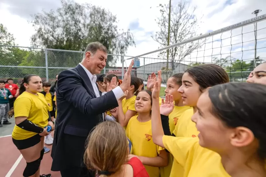 İzmir'de Başkan Tugay, sporcu çocuklarla buluştu