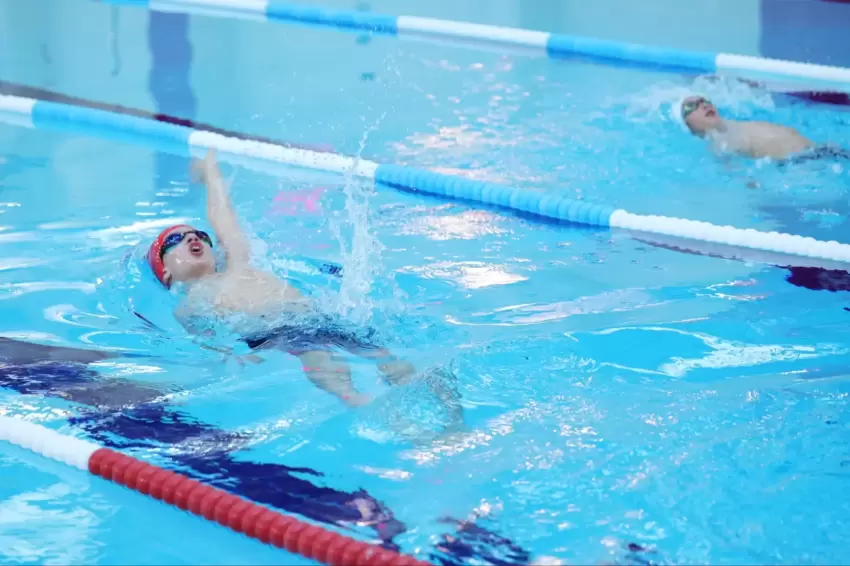 Bursa Osmangazi'de çocuklar 23 Nisan'a kulaç attı