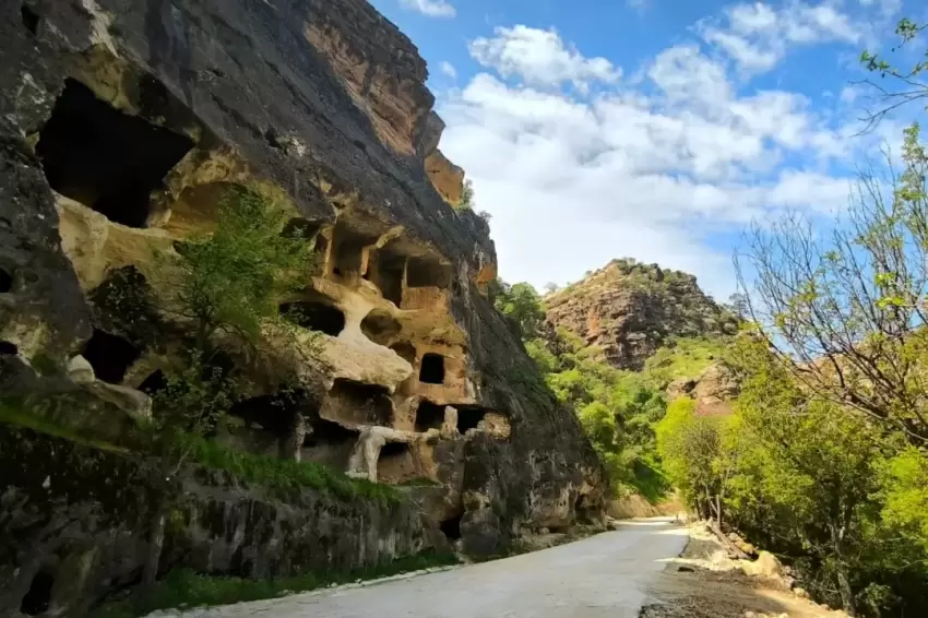 Gabarda çifte keşif Petrolün yanında 7 katlı Apartman Mağara dikkat çekiyor Özel Haber