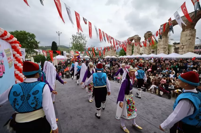 Efes Selçuk'ta çocuklar bayramlarını şenlikle kutladı