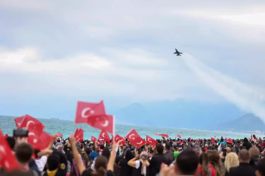 SOLOTÜRK Konyaaltı'nda nefes kesti