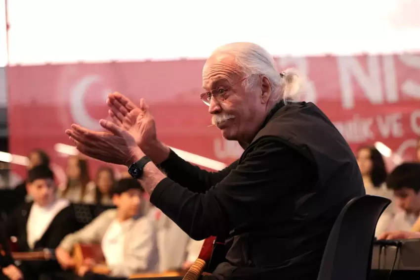 Usta sanatçı Cahit Berkay, Bursa Osmangazi'de gençlerle aynı sahneyi paylaştı