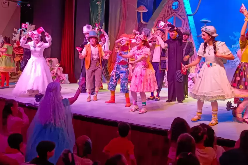 Bursa Devlet Tiyatrosu 23 Nisan'ı "Bencil Dev" ile kutladı