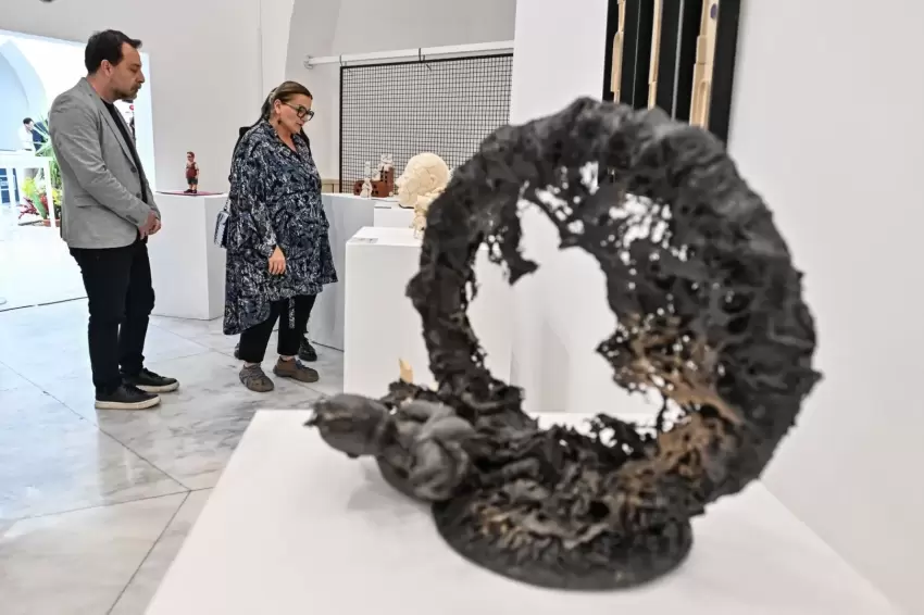 İzmir'de seramikle görünür kılınan sessiz çığlıklar