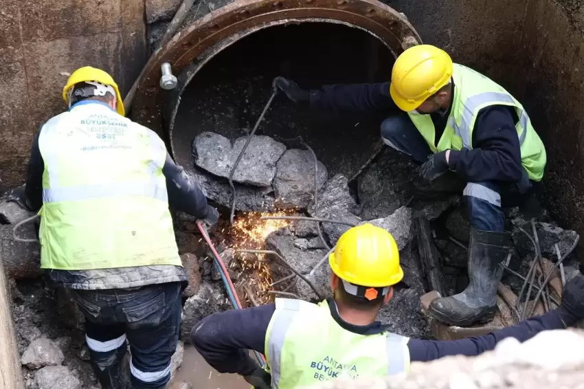 Antalya'da 35 yıllık ana hat vana yenilendi