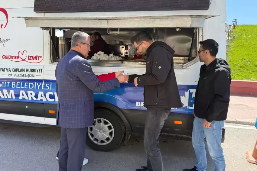 Kocaeli İzmitte vatandaşlara sıcak ikram