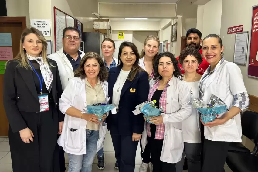 İzmit Belediyesinden ebelere anlamlı ziyaret