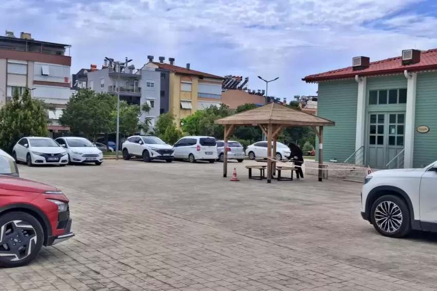 Kepez Cahit Zarifoğlu Kütüphane otoparkı akşamcı meskeni oldu
