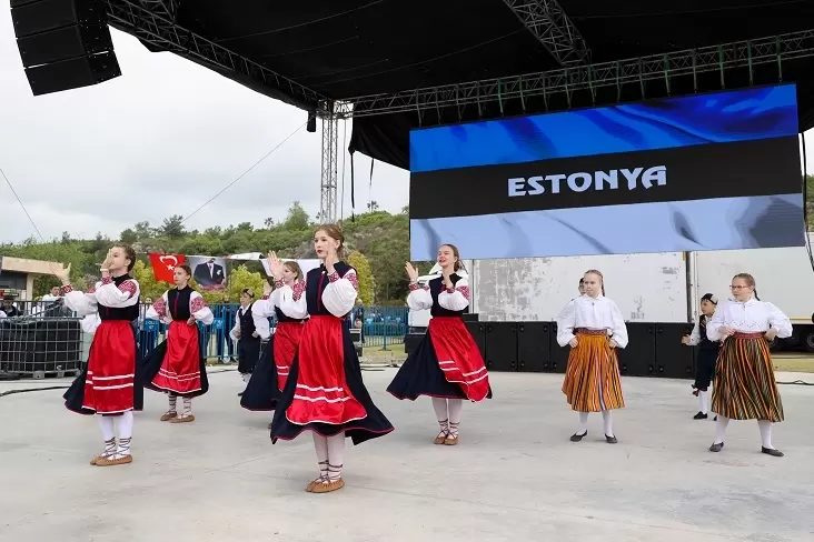 Antalya Çocuk Festivali renkli görüntülere sahne oldu