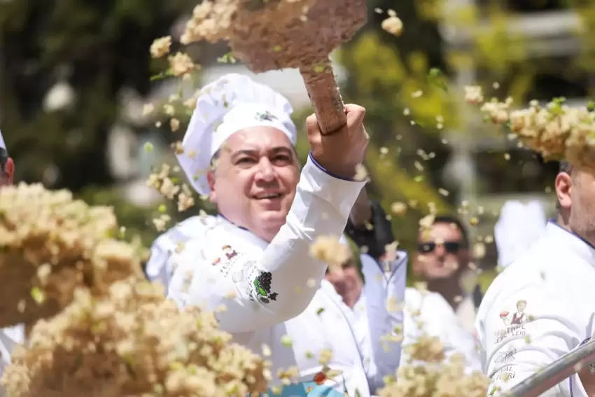 Manisa'nın lezzetleri buluştu... Başkan Dutlulu, mesir baharatlı bahar pilavı pişirdi