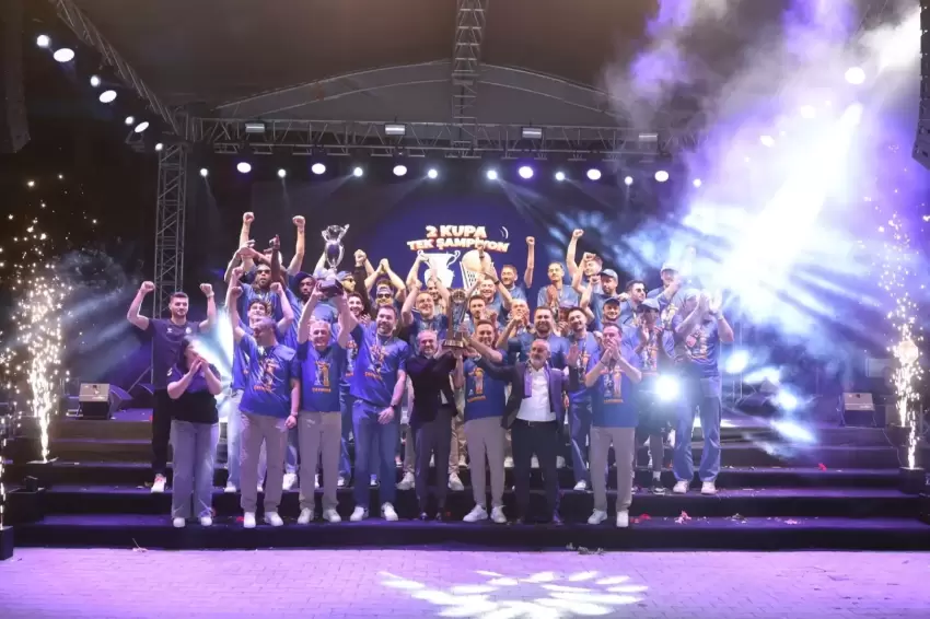 Çayırovada şampiyon takım, şampiyon taraftarıyla buluştu