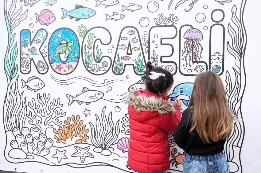 Kocaeli'de dev küp, çocukların dünyası ile renklendi