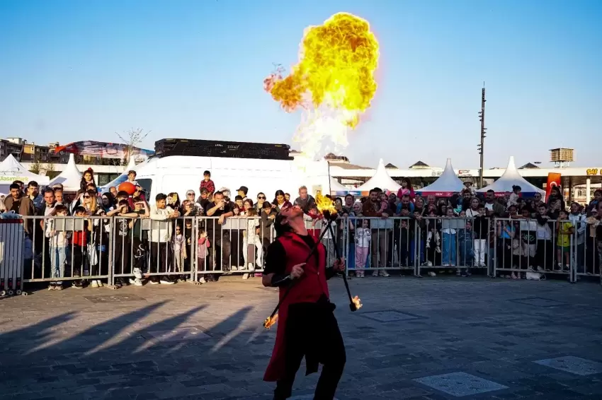 Kocaelide havada uçan alevler hayranlıkla izlendi