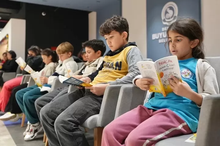 Denizlide çocuklar Telefonu Bırak, Kitaba Sarıl çağrısına kulak veriyor