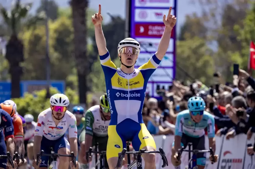 Cumhurbaşkanlığı Bisiklet Turunda ilk etap Tom Crabbenin