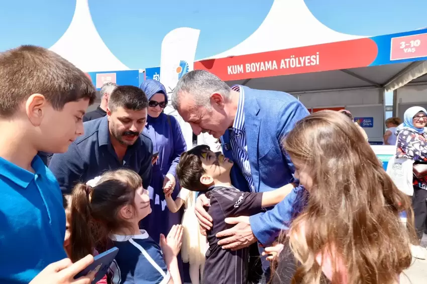 Kocaelide Başkan Büyükakına çocuklardan sevgi seli