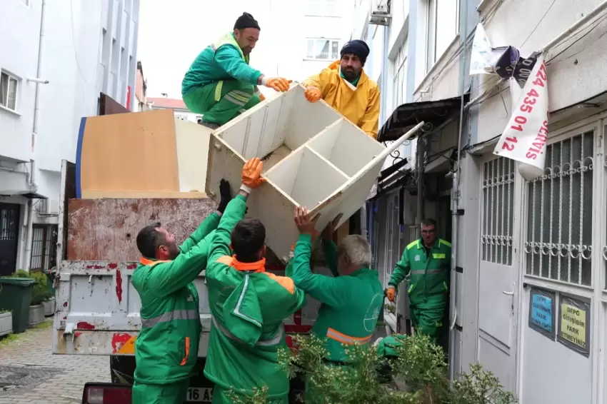 Bursa Osmangazi'de çöp eve anında müdahale